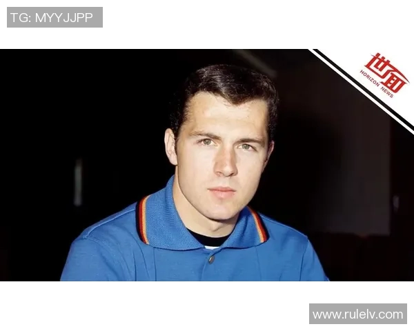 用英文全面介绍世界著名足球球星的生平与辉煌成就