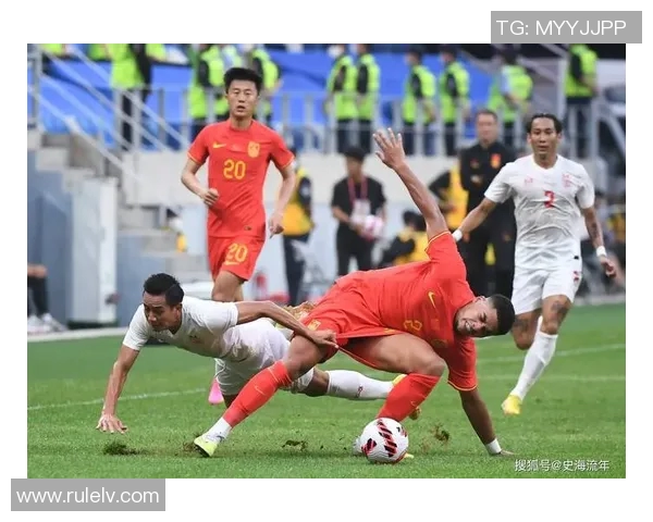 足球明星摔倒瞬间引发全场热议 网友热议意外背后隐藏的真相
