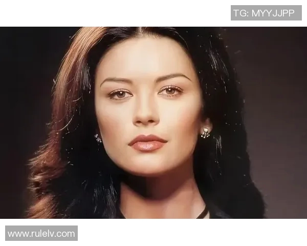 高颜值足球球星壁纸女主展现无敌魅力与优雅风采的绝美瞬间